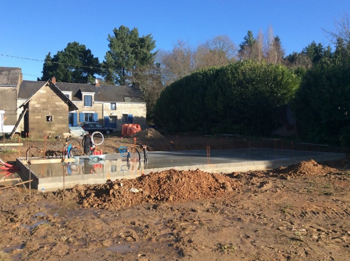 Construction  la campagne d'une maison bleue : Coulage de la dalle